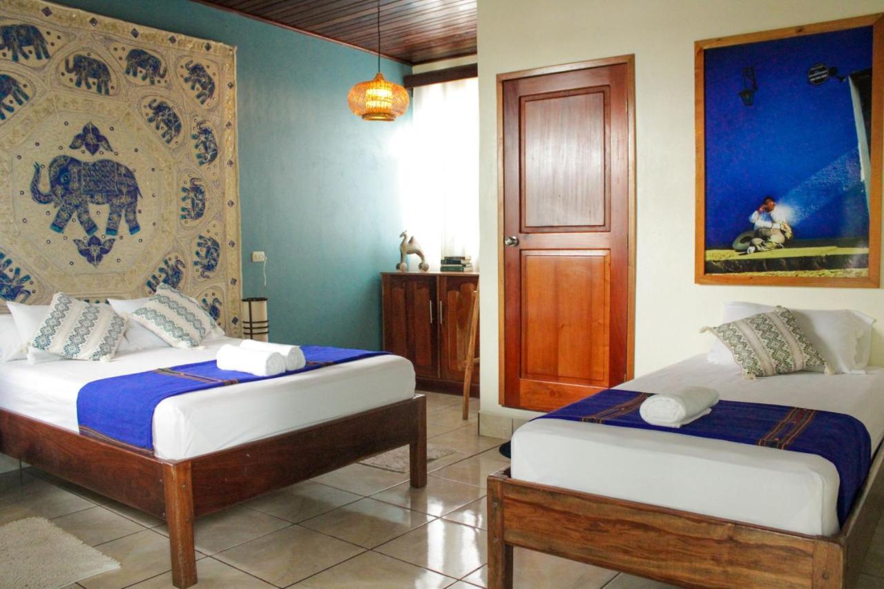 Los Amigos Hostel Флорес Экстерьер фото