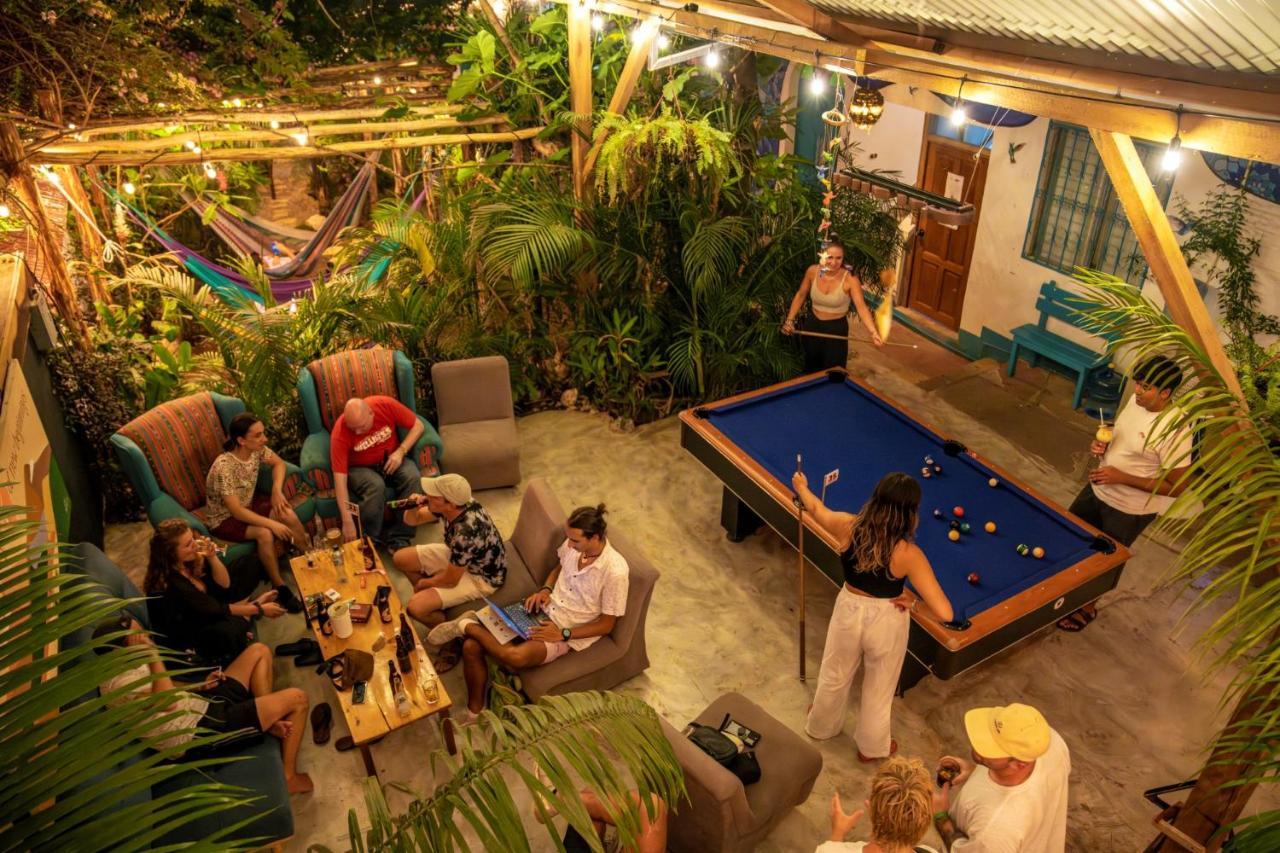 Los Amigos Hostel Флорес Экстерьер фото
