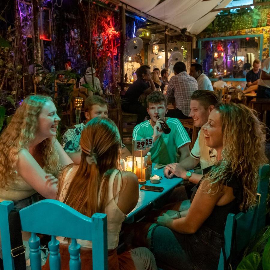 Los Amigos Hostel Флорес Экстерьер фото
