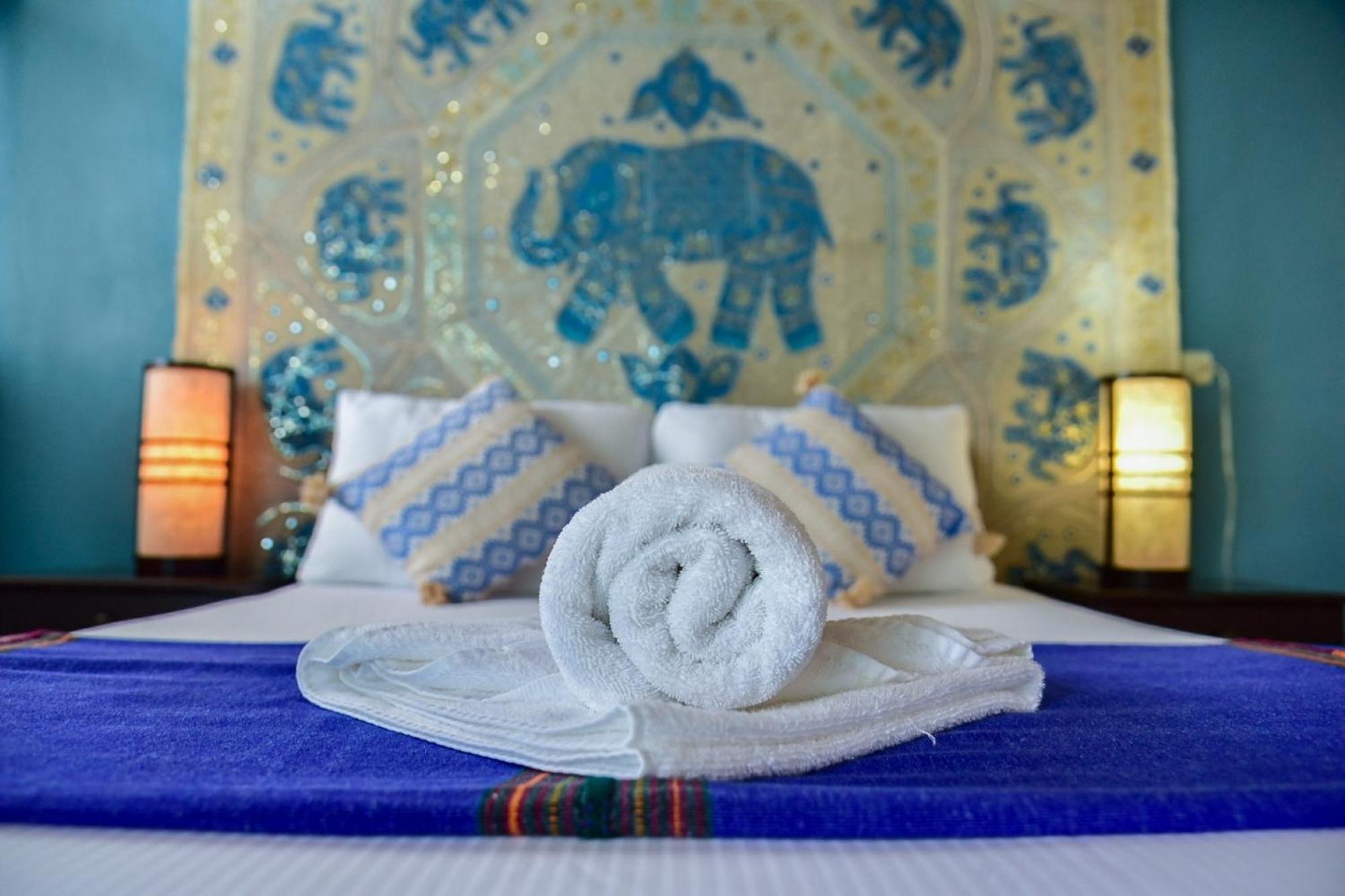 Los Amigos Hostel Флорес Экстерьер фото