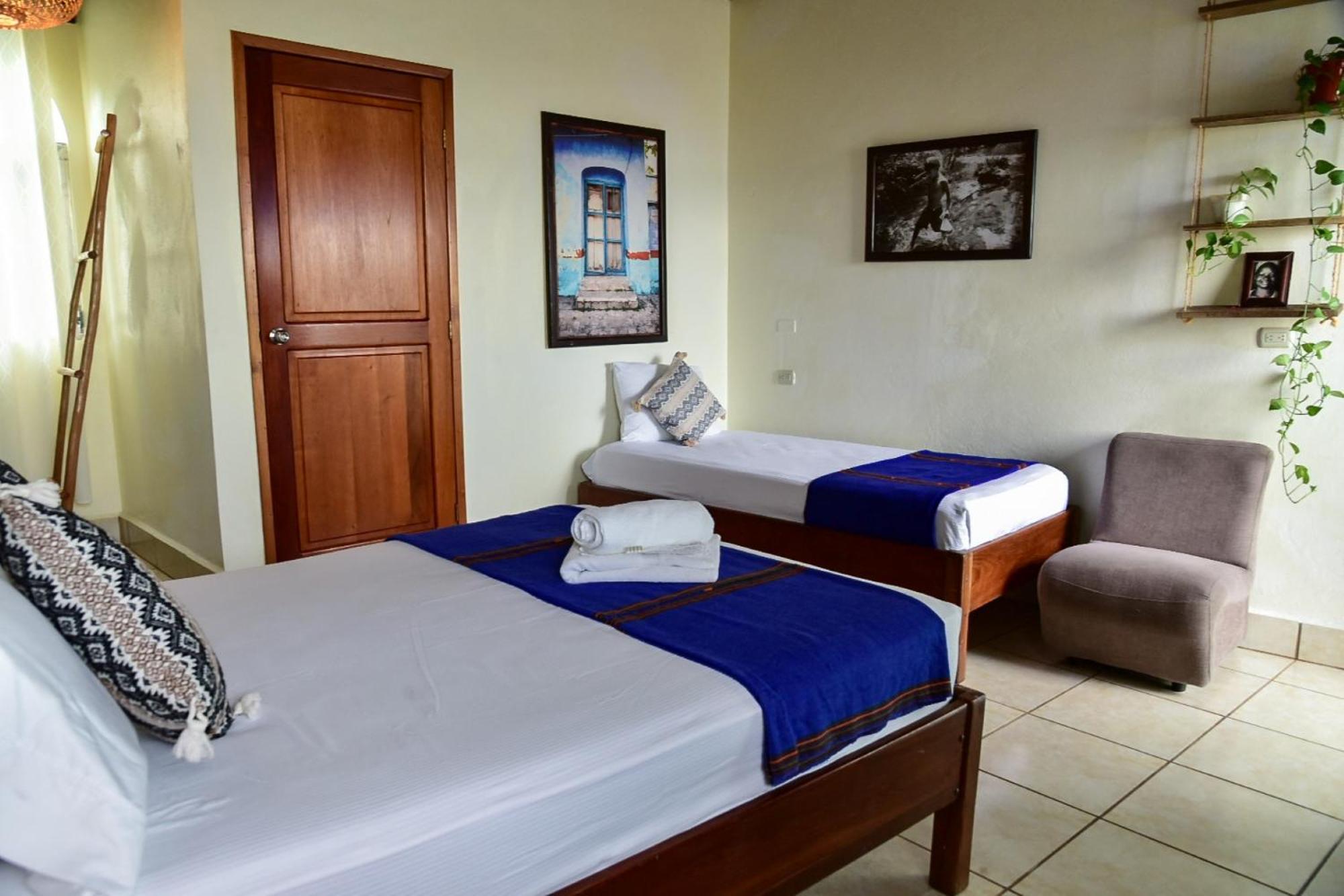 Los Amigos Hostel Флорес Экстерьер фото